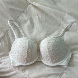 SKIMS White Lace Underwire Bra with Adjustable Straps